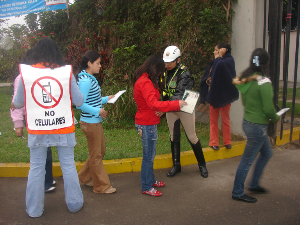 Policía ayudó en la revisión al ingresar postulantes