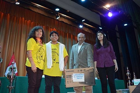 miembros de la comisin entregando premios