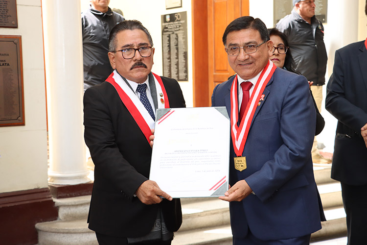 congresista Jorge Marticorena entregando un reconocimiento al Dr. Américo Guevara Pérez